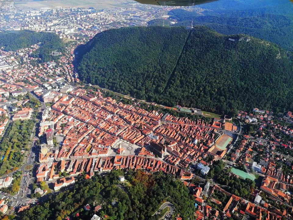 Zbor cu avionul deasupra Brasovului