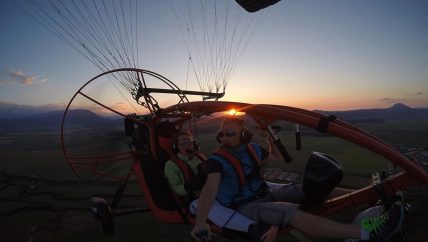 Zbor motoparapanta Brasov apus din aer